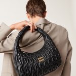 Large wander matelassé nappa leather hobo bag - Image 8