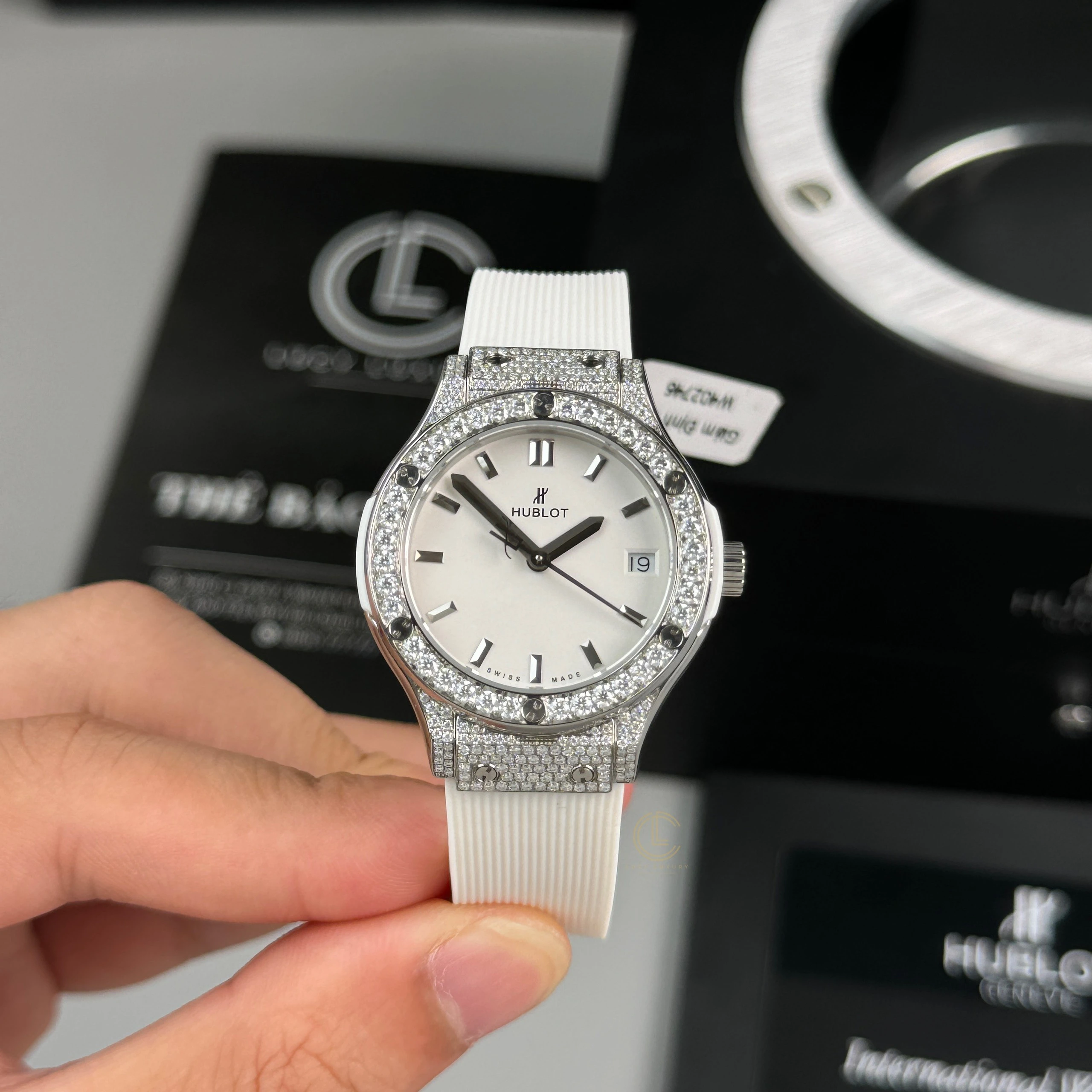 dongho2-ninhbinhweb-top-LKagDYVITq Hublot Classic Fusion Diamonds Moissanite Pave 33mm White Dial – Handcrafted Diamod - Image 1